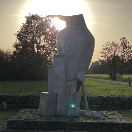 Kunstwerk Rabe - Foto Stadt Hattersheim (mmh).JPG