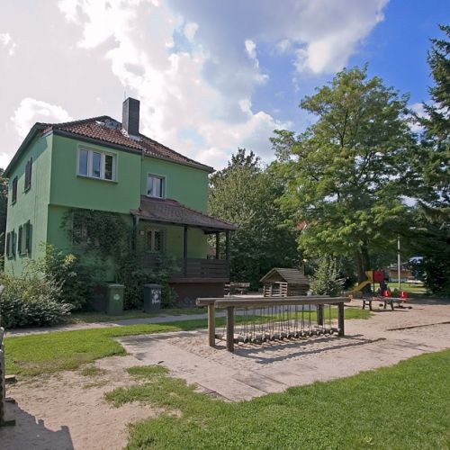 Gruenes Haus am Weiher.jpg