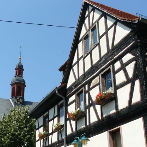 Fachwerk und kath. Kirche.jpg