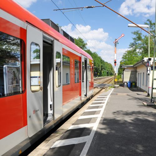 S-Bahn-Haltestelle.jpg